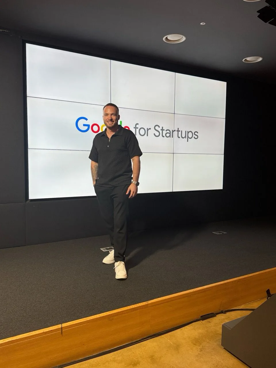 Dustin vor dem Google for Startups Schriftzug in Seoul